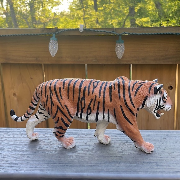 Realistic Tiger Action Figure - Picture 5 of 8